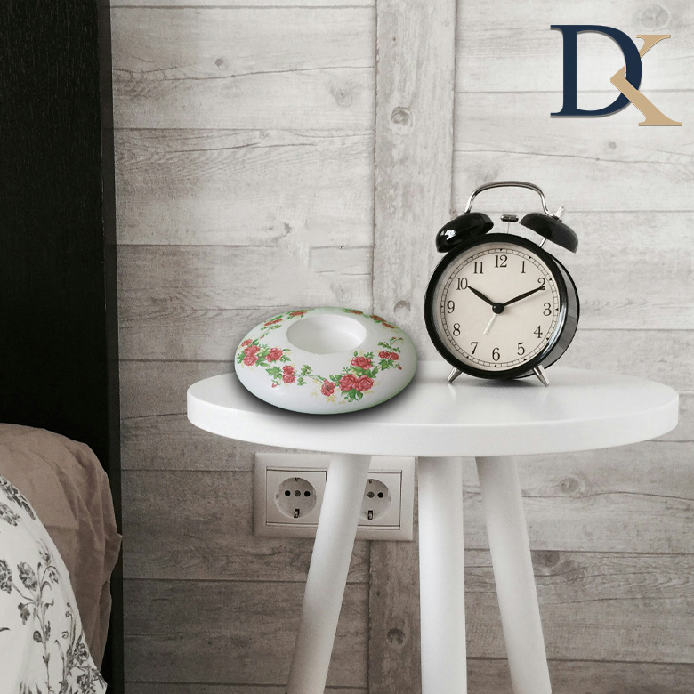 جا شمعی طرح گل سرخ بر روی میز