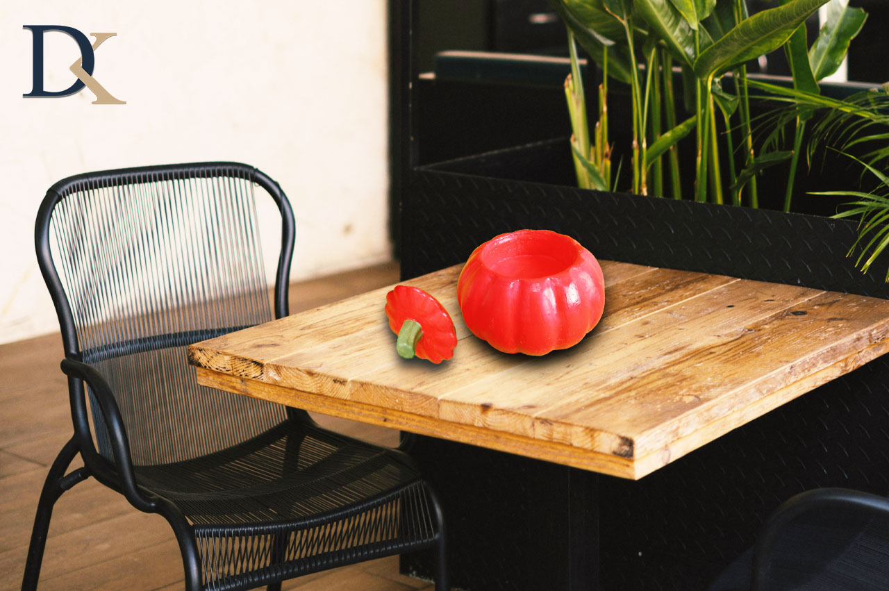 جا شمعی خاص کدو بر روی میز