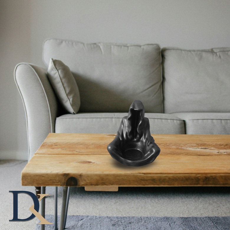 جا شمعی دکوراتیو روح بر روی میز پذیرایی