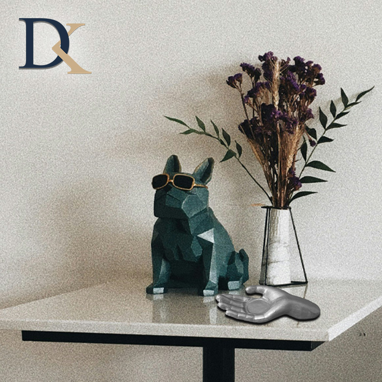 جا شمعی طرح دست بر روی میز