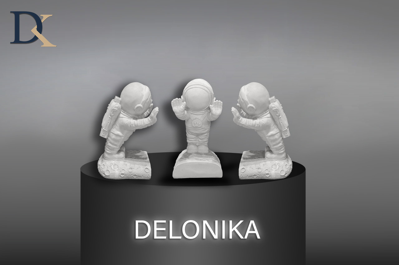 مجسمه فضانورد ایستاده بر ماه دکوری رومیزی