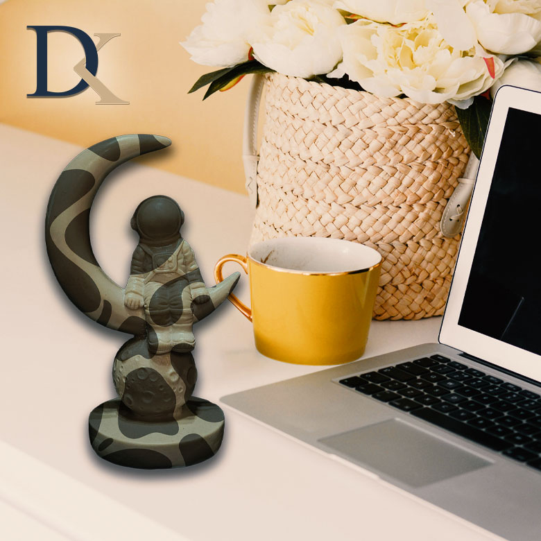 مجسمه فضانورد روی ماه دکوری