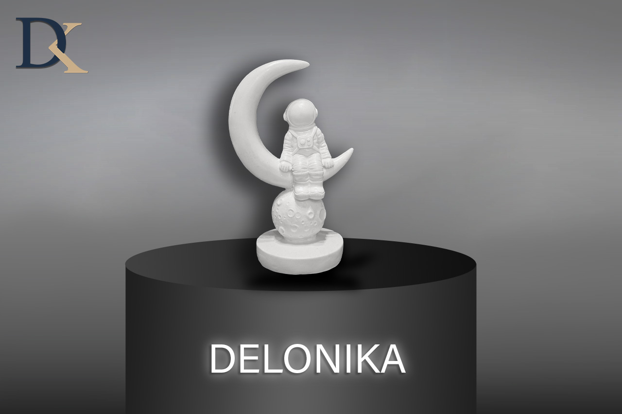 فضانورد نشسته روی ماه