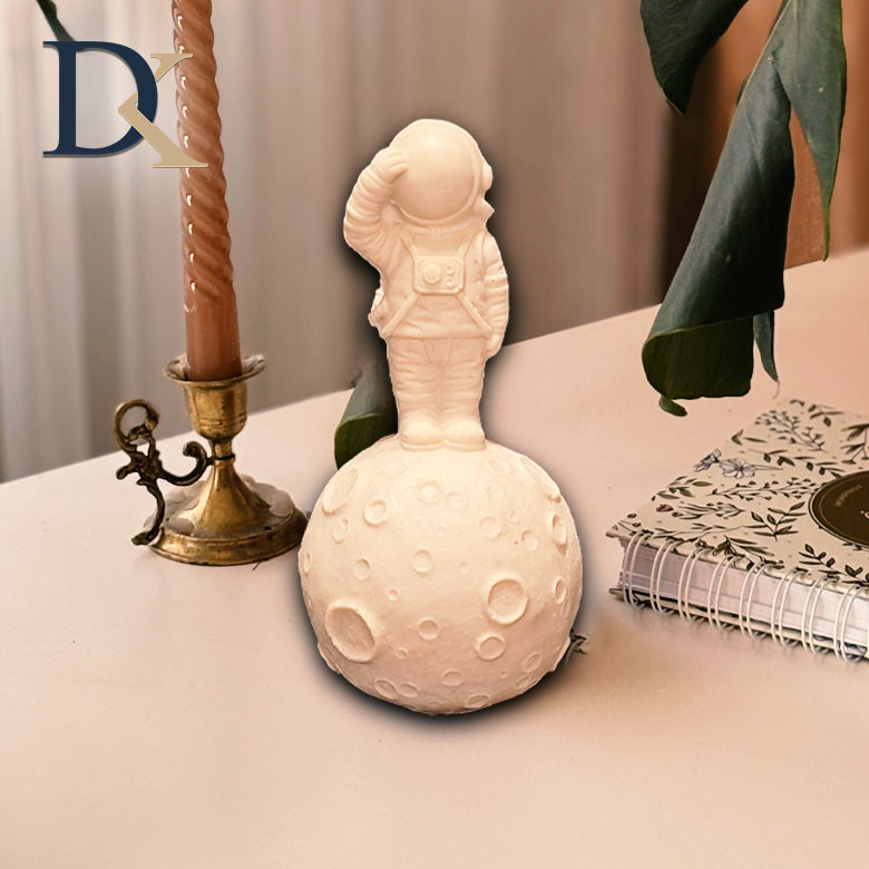 مجسمه فضانورد و ماه خام