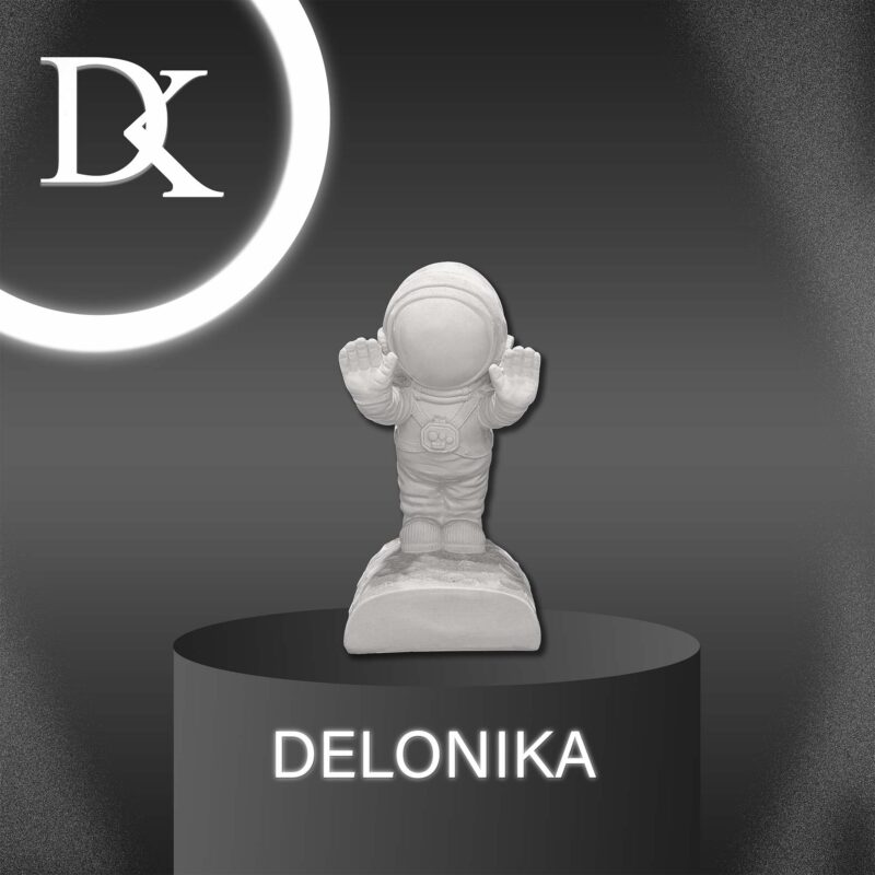 مجسمه فضانورد ایستاده بر ماه